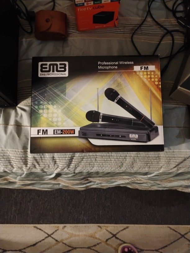 2 EM3 Cordless Microphones