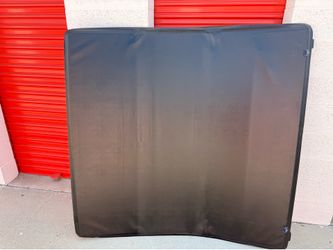 Chevy colorado 2019 crewcab 5ft short bed trifold GM cover!