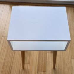 1 Gloss White Side Table 
