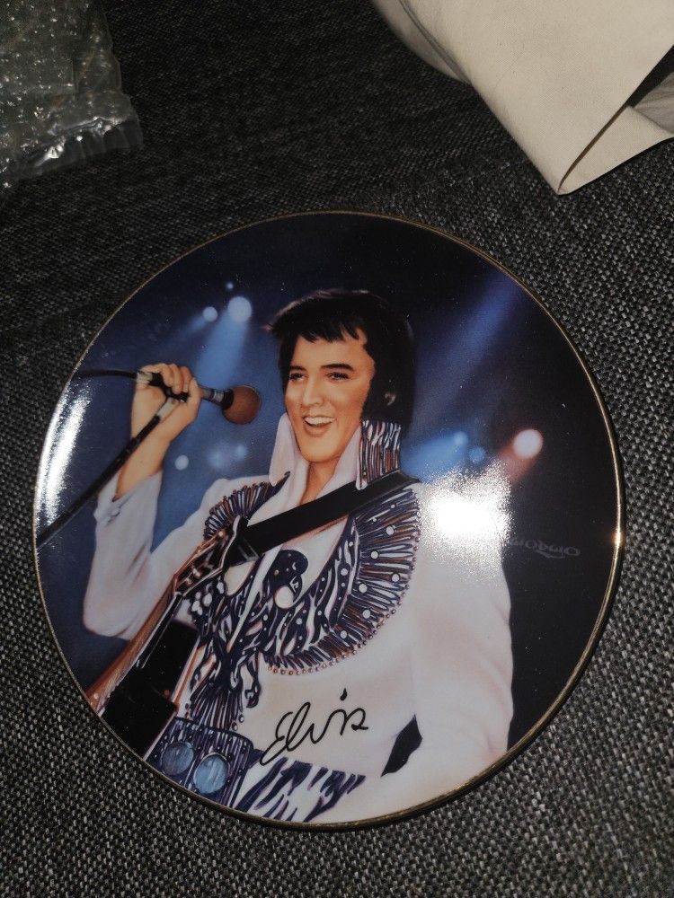 Round Solid Elvis Plate Collectable