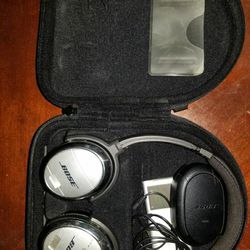 Bose noice cancelling head phones. QC3