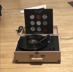 Urban outfitters big record player with 21 pilots 2 double sides record