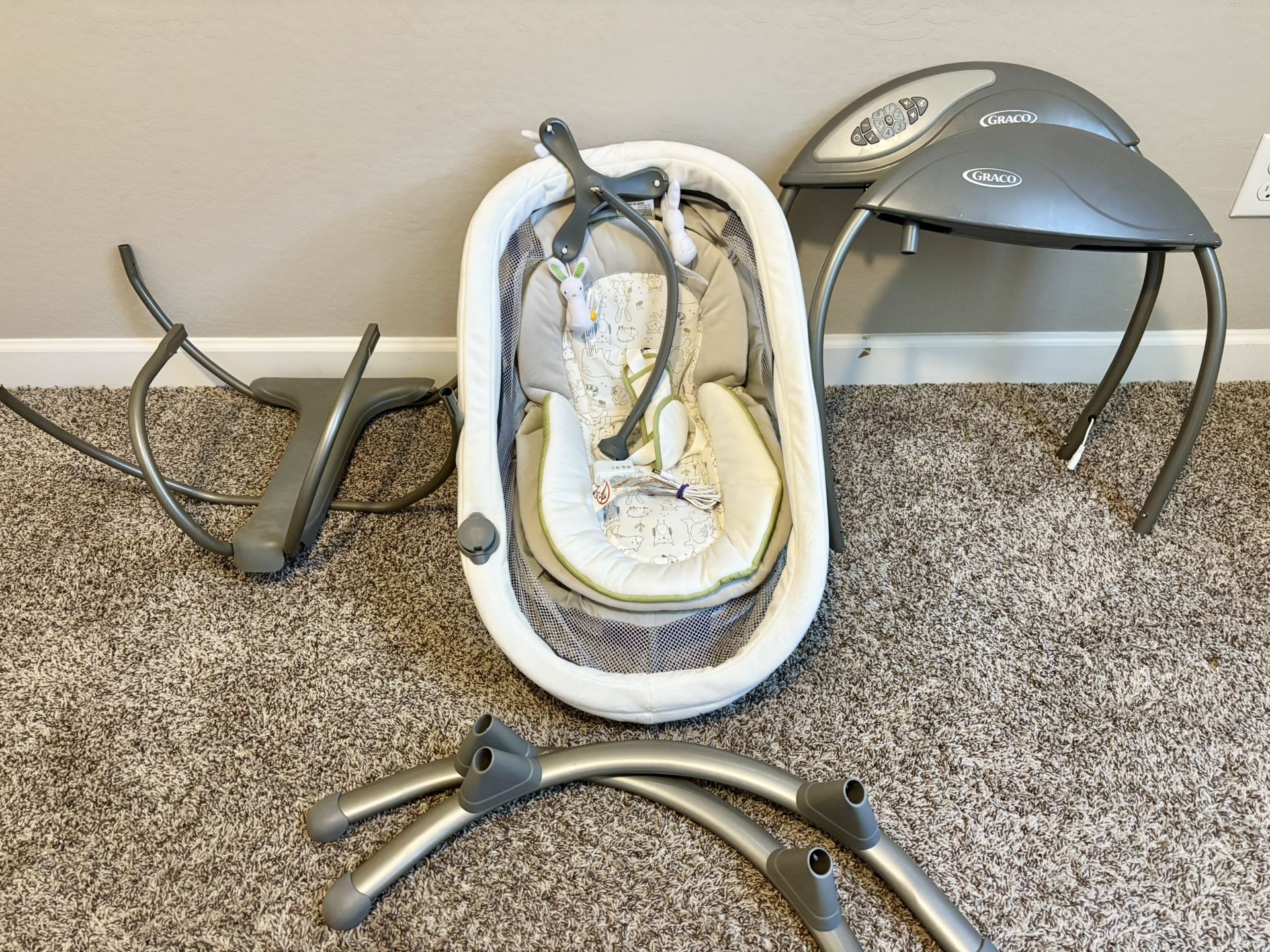 Graco DuoGlider, Rascal Swing and Rocker with One-Hand Recline Lever  Used  The Graco DreamGlider Baby rocker in the color Beige is designed for infan