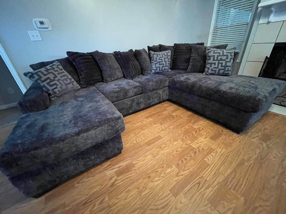 Get this amazing 😉 deal on this brand new GRAY OVERSIZED Sectional $999