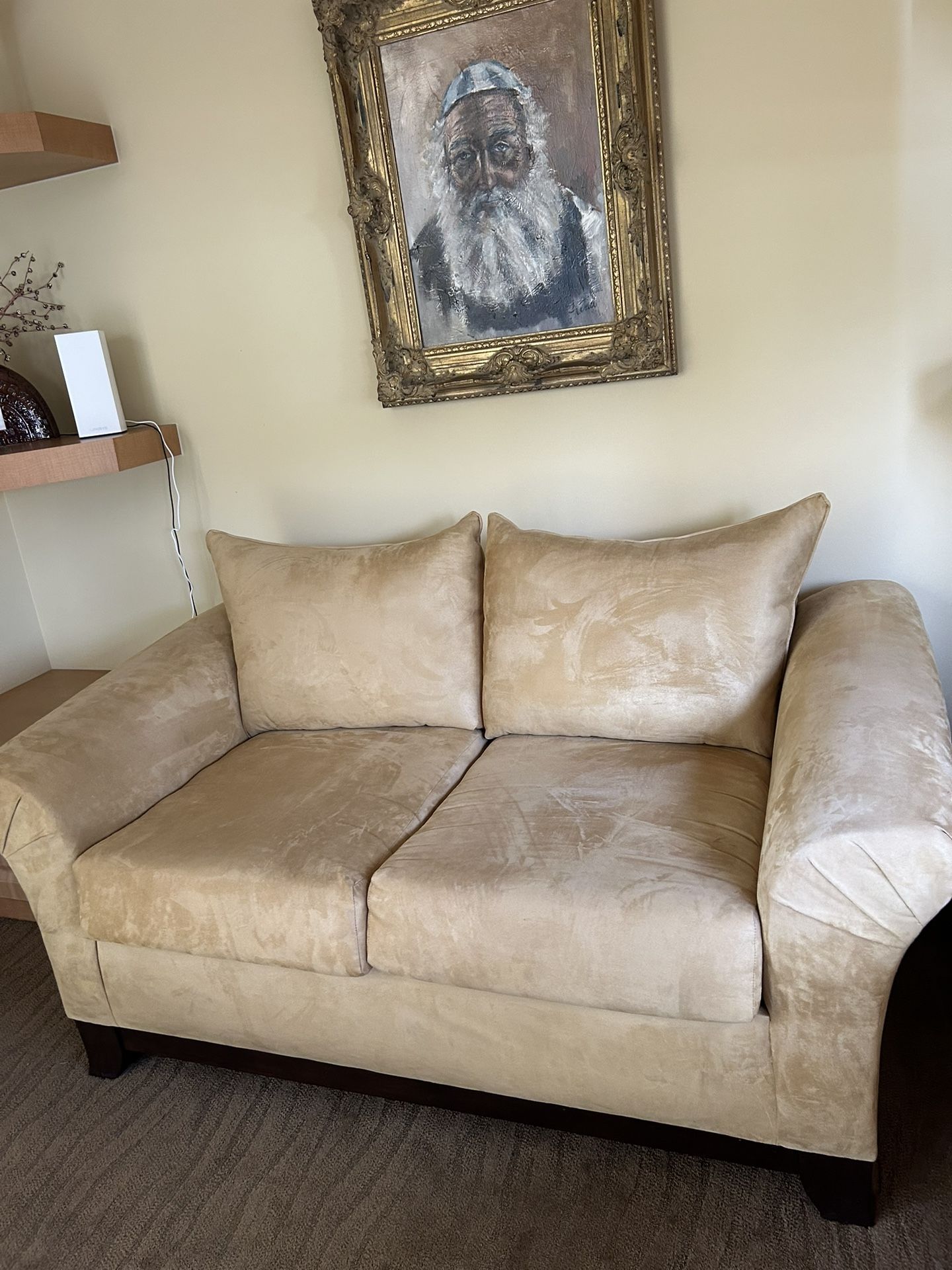 Love Seat In Excellent Condition