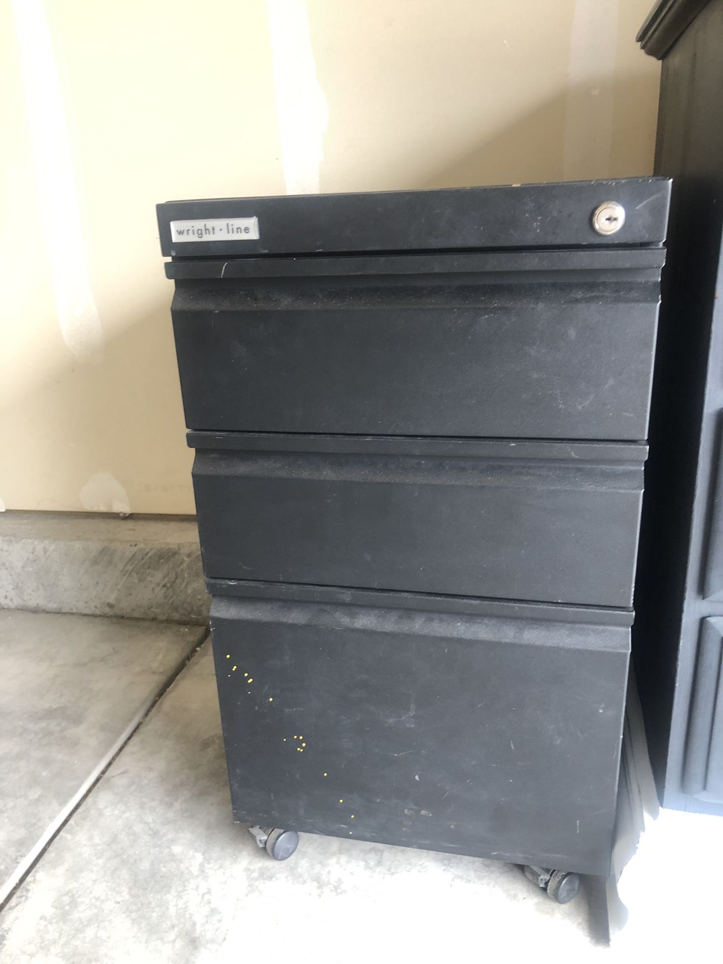 Filing cabinet (no key) 10$