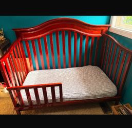 Crib/toddler/twin conversion bed.