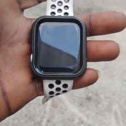 Apple SE Nike Pure Watch 