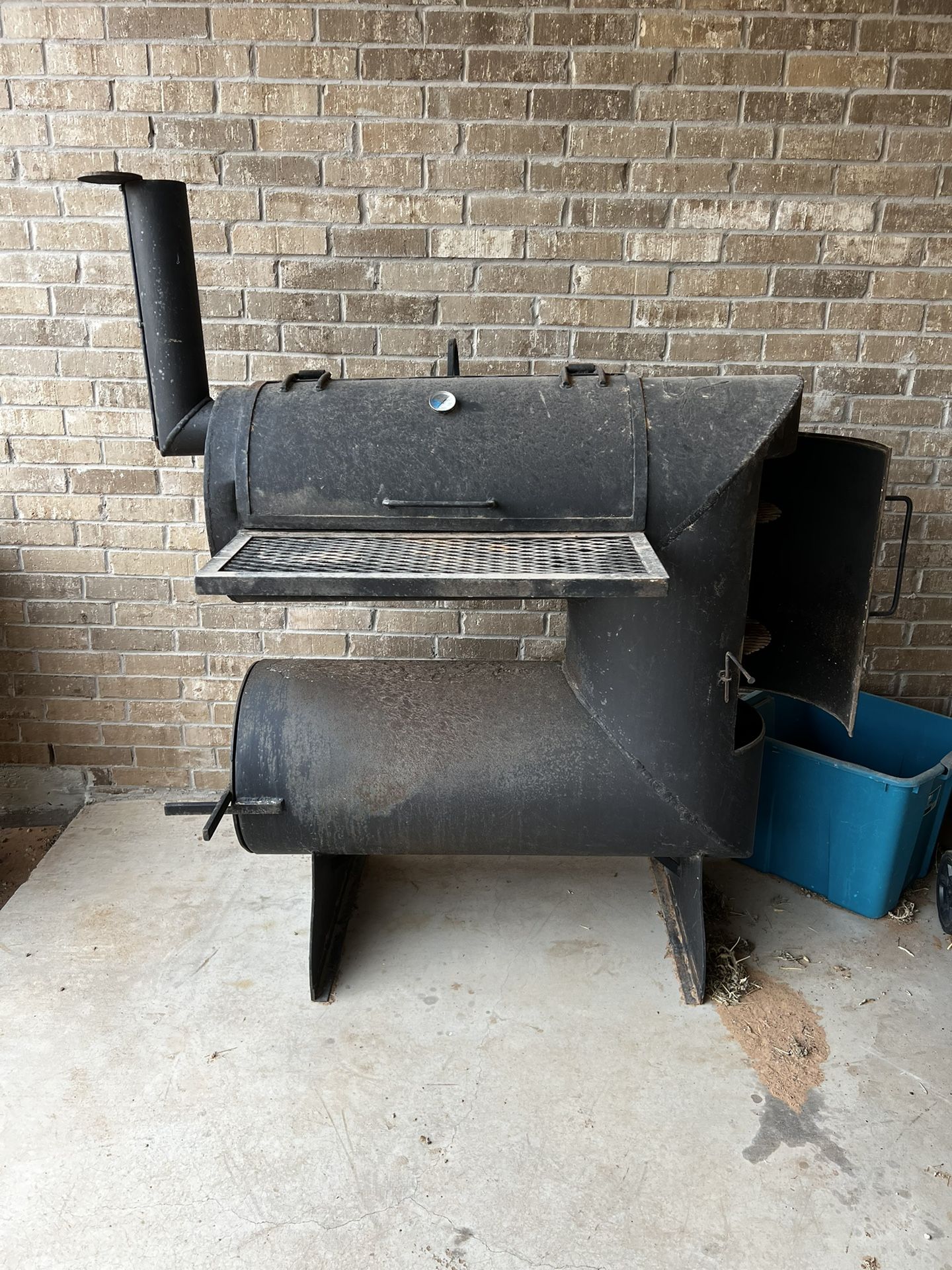 Fire tube smoker