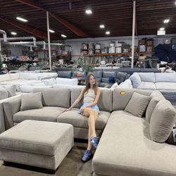 New Thomasville Walsen Sectional with Storage Ottoman