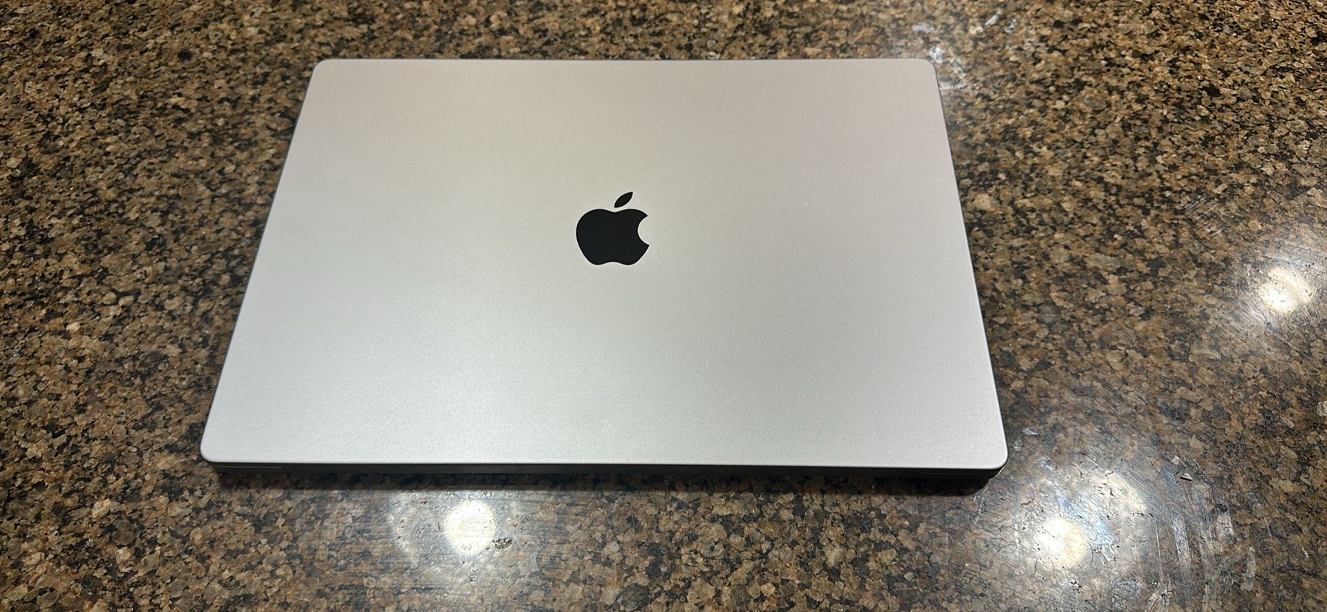 Apple macbook pro M1 16 inch 512 gb ssd like new