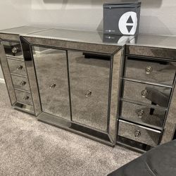 Mirrored Dresser / Accent Cabinet – Excellent Condition