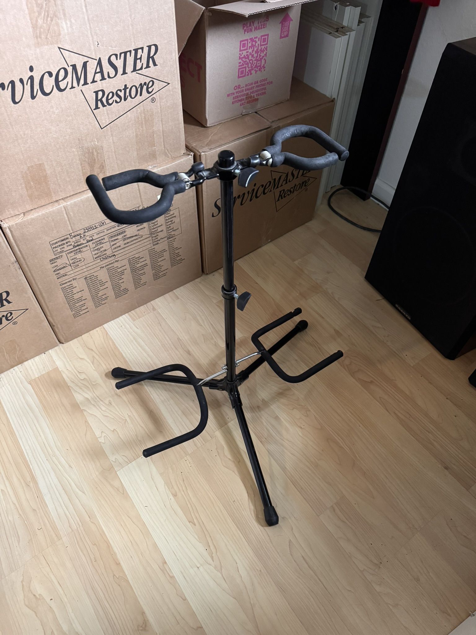 Dual guitar stand