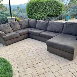FREE DELIVERY- Beautiful Sectional Couch