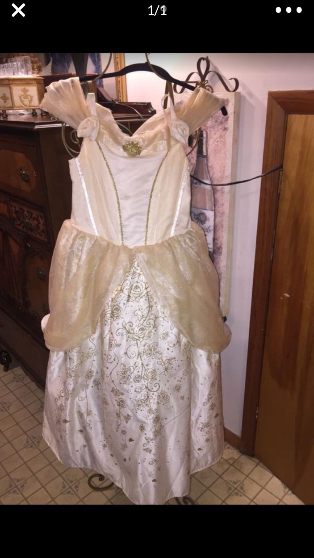 Little girls Princess dress from Disney store Euc beautifulHalloween “ costume” szxl 10/12.