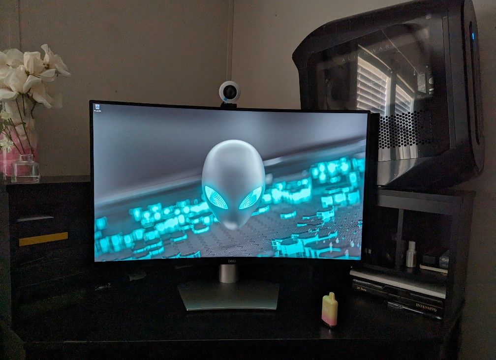Alienware R15 Gaming PC — Ryzen 9, RTX 4080, 32gb Ram + 32" Curved Monitor 