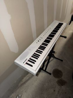 Alesis Recital Digital Piano 88-Key Semi-Weighted, White For Beginners, Adjustable Touch Response, Lesson Mode, 20W Speakers, for Home Practice and Pi