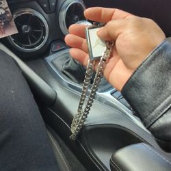 Steel chain! Not silver! 