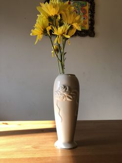 Beautiful Lenox flower vase with gold trim.