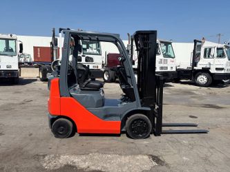 2009 TOYOTA 8FGCU25 5000 LB CUSHION TIRE FORKLIFT SERIAL NO: 24539 METER READS: 13707 HOURS COMES WITH: 3 STAGE MAST, 189 IN MAX LIFT HEIGHT, 83 IN LO