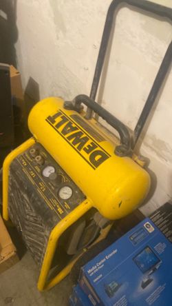 Dewalt Portable Compressor 4.5 Gal, 200 PSI, 5.2 SCFM