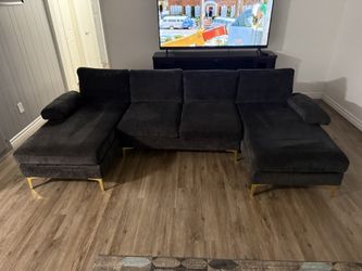 Living room set in excellent condition, with washable covers.