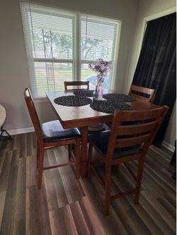 Dinning table + 4 chairs