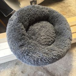 LOW PRICE MOVING- SUPER FLUFFY MEDIUM DOG BED FROM CHEWY 