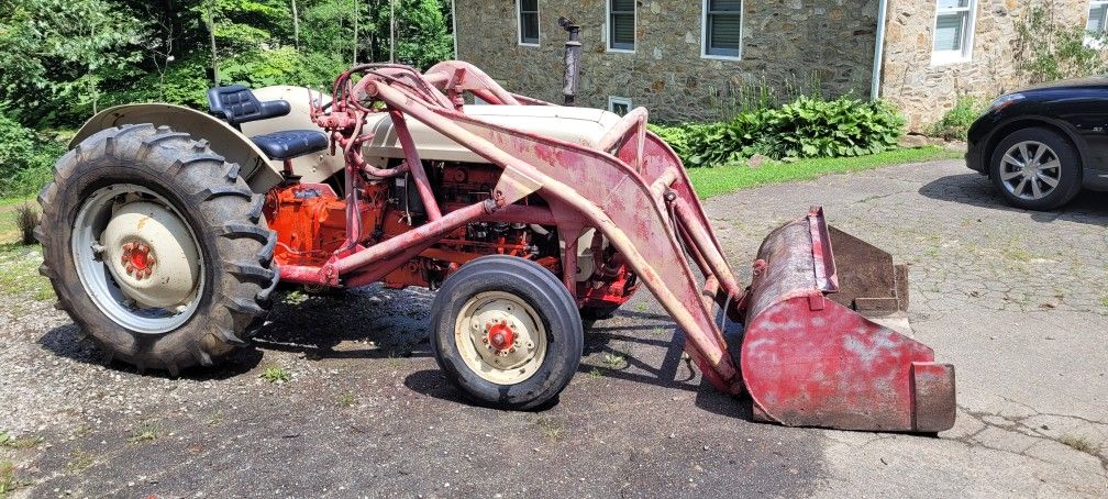 Ford 850 Tractor W/ Loader