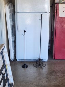 2 Brand New Wrought Iron Christmas Wreath Stand and Set of 4 Christmas Plates
Each Plate is 11 inches across