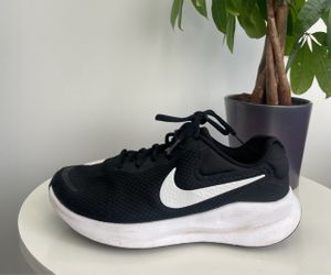 Women Size 7.5 Nike Revolution 7 Black White Shoes