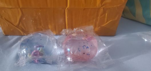 Coconut oil ball, pink and blue