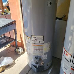 Gas Water Heater 50 Gal In Good Condition And Warranty Works Great 