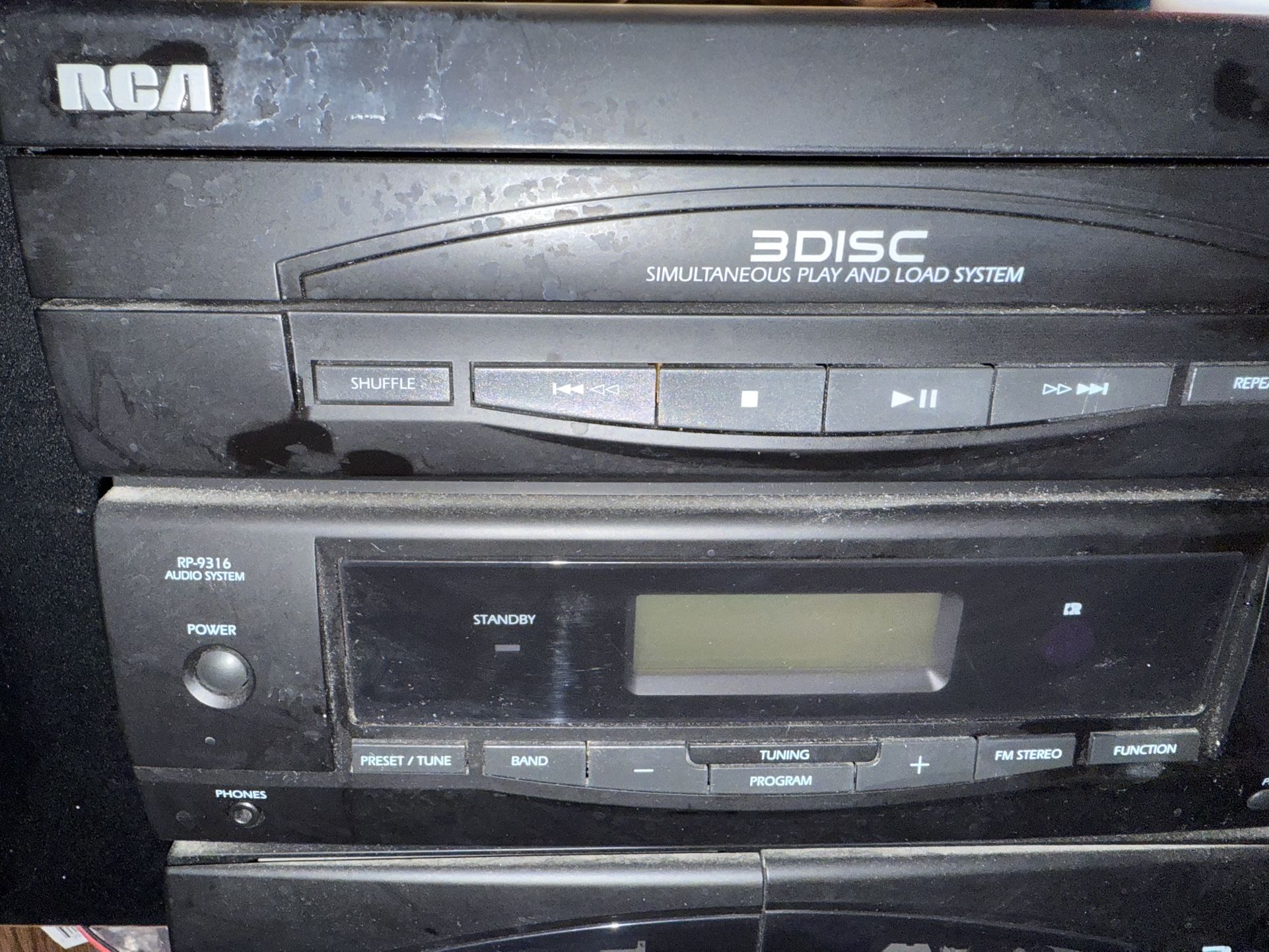 Stereo System With Speakers