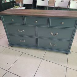 Farmhouse Style 7-Drawer Dresser