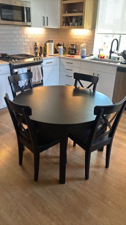 Table - Extendable/collapsable w/chairs