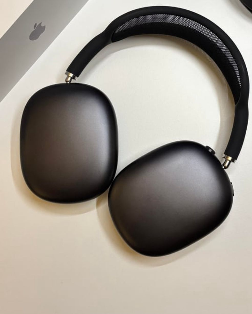 Selling AirPod Max Head Phone Good Condition Good Sound Hearing 