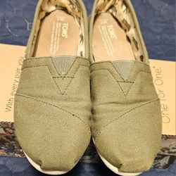 Tom Classic Olive Canvas Flats