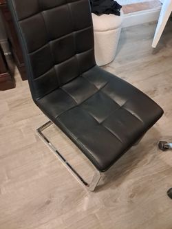 3 Chair O Silla Negra Y 2 Bkancas 70$ Cada Una
