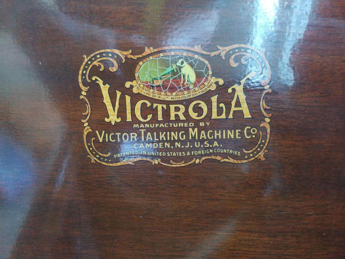 1904-9 Victor Victrola 78 Player (with over 20 78s). It's the same model as seen on the movie, "It's A Wonderful Life" w/James Stewert &  Donna Reed.