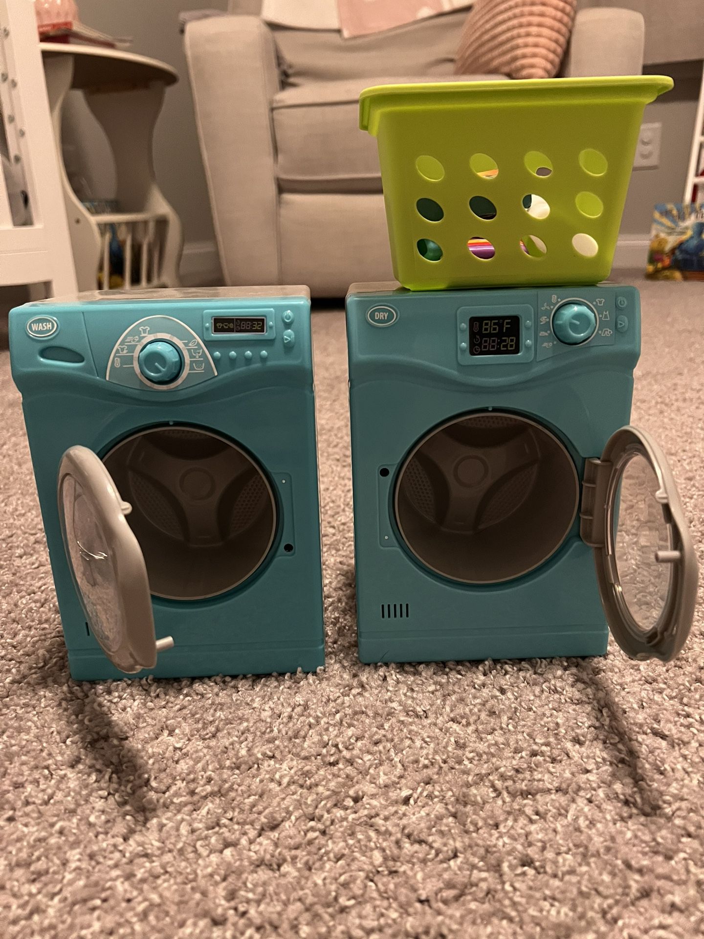 Doll Sized Washer/Dryer With Accessories 