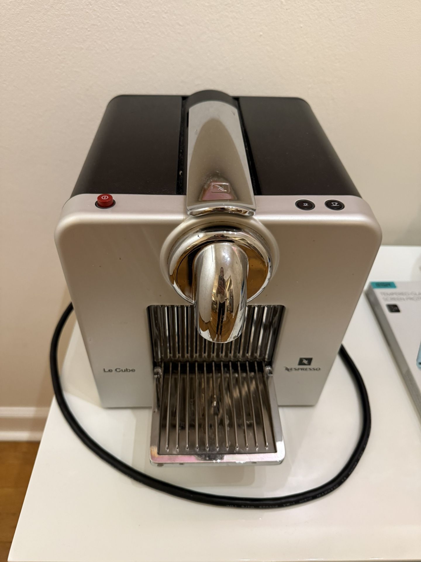 Le cube Nespresso Original pod Machine