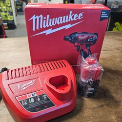 MILWAUKEE  1/4" HEX SCREWDRIVER WITH BATTERY AND CHARGER