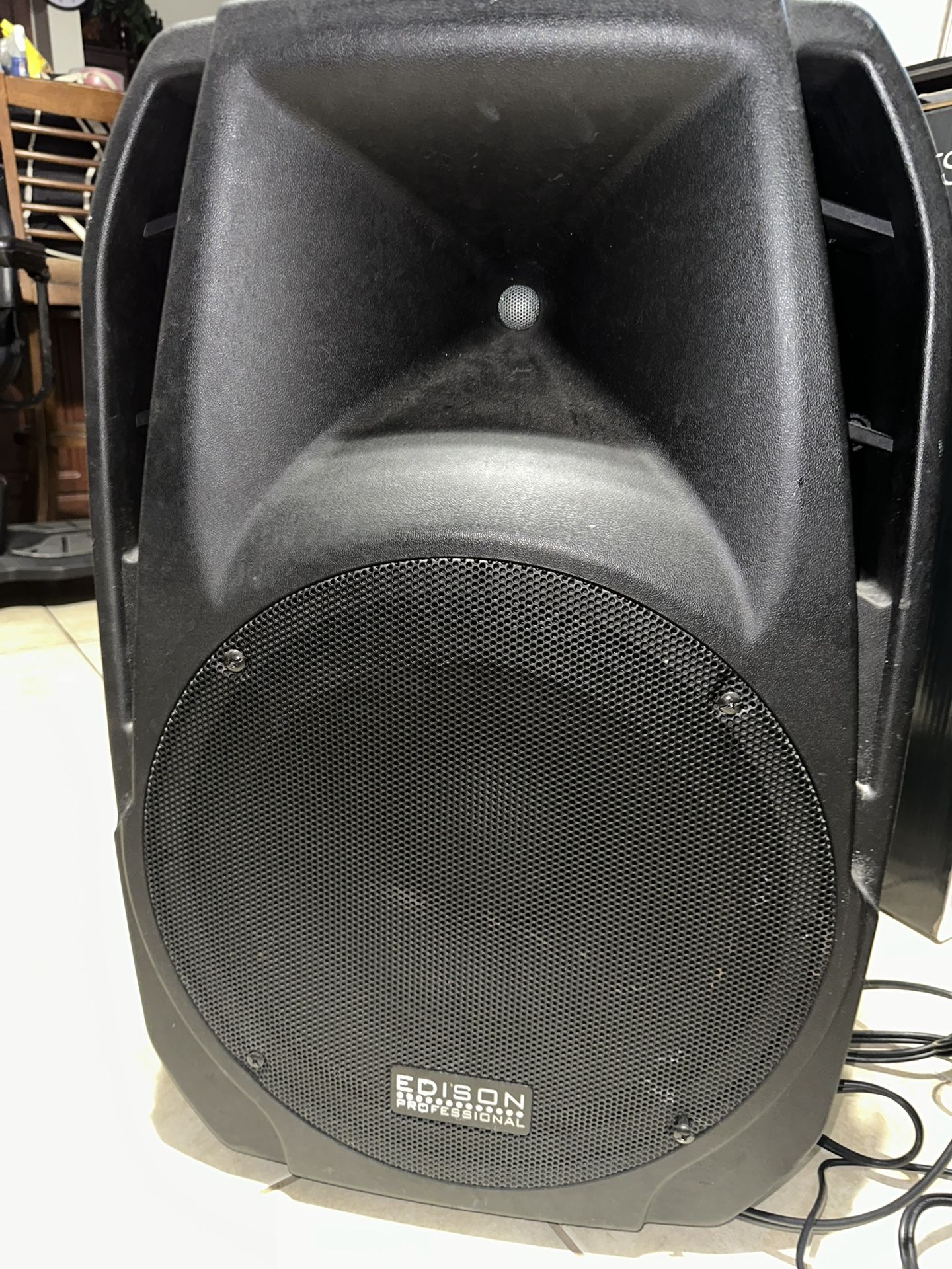 EDISON PROFESSIONAL BLUETOOTH SPEAKER W/ TRIPOD (GOOD CONDITION)