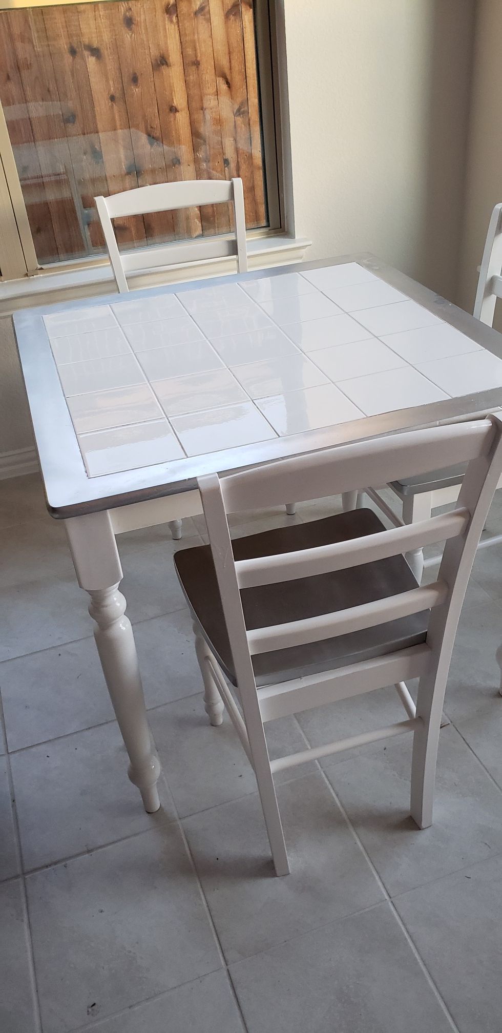 Small dinning kitchen table with 4 chairs