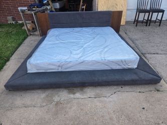 Platform King bed / Cama plataforma con colchon