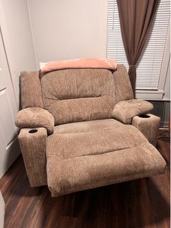 Large brown recliner good condition