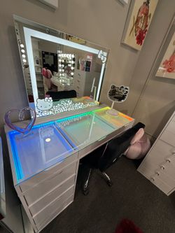HELLO KITTY VANITY