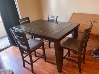 Extendable table with chairs