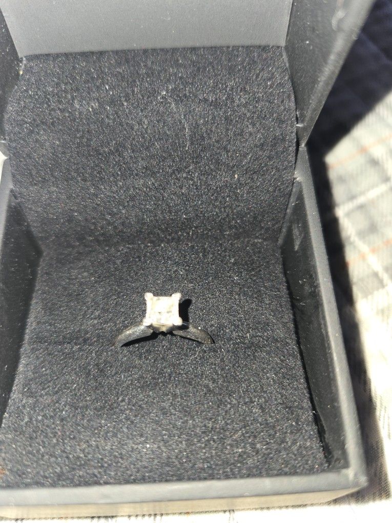 Women's Ring.  1 Karat